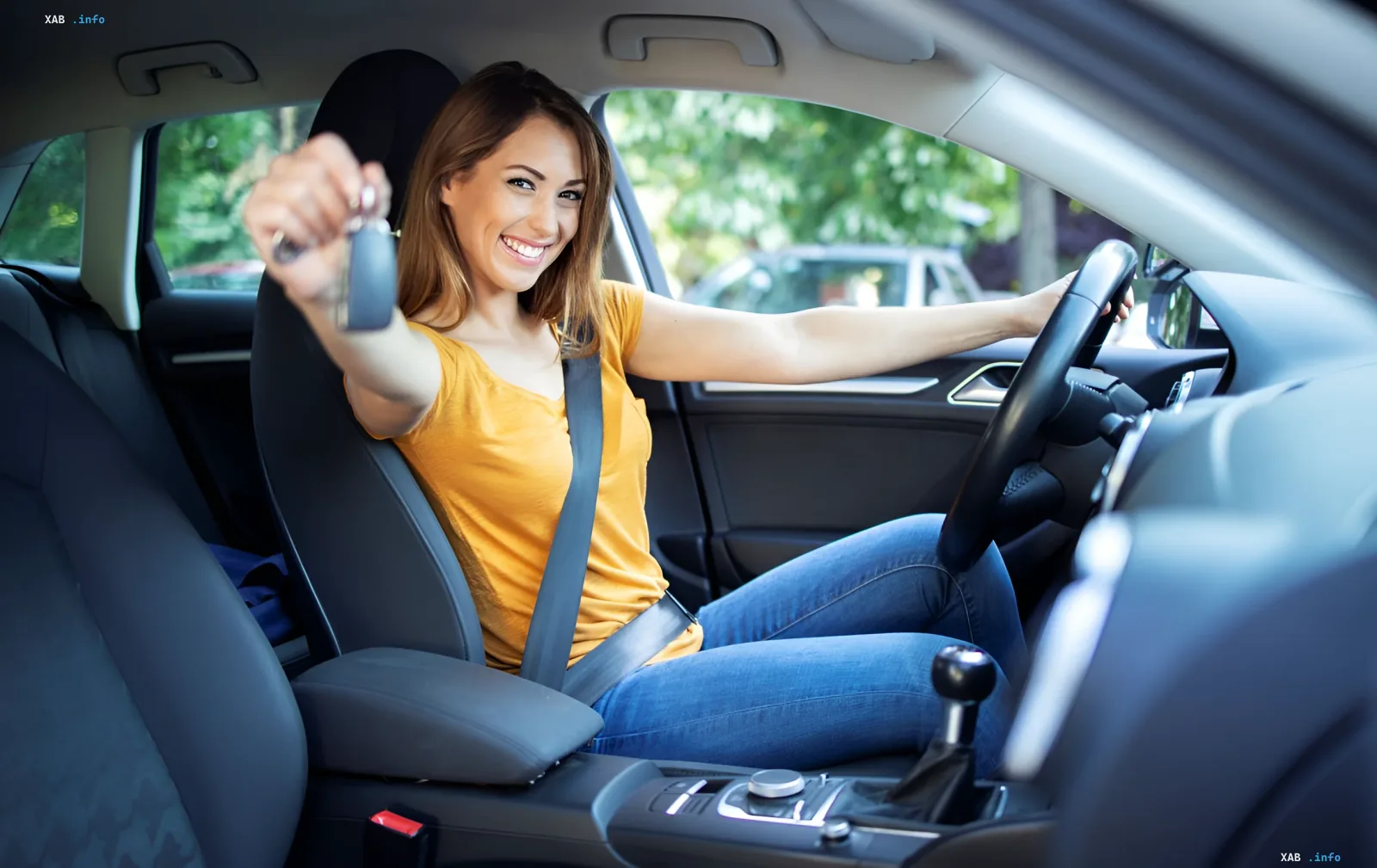 Glückliche Frau im Auto hält Schlüssel zu einem neuen Fahrzeug, illustriert das Paradoxon des ukrainischen Automarktes im Jahr 2025
