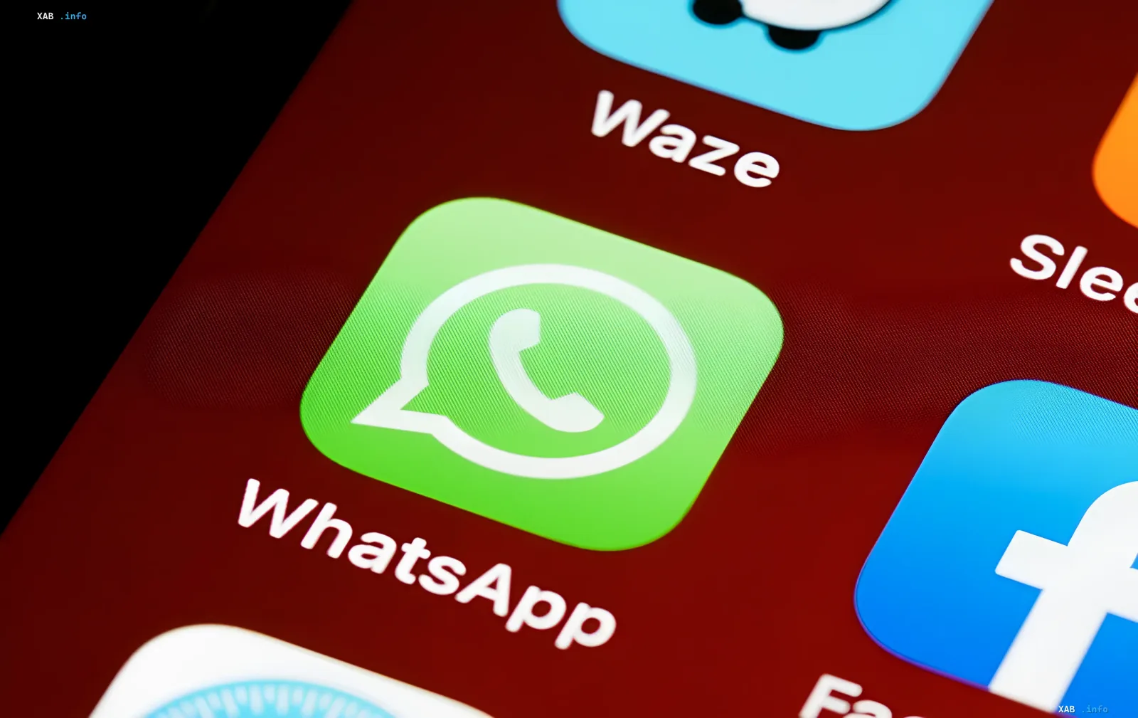 Логотип WhatsApp на экране смартфона: конец эпохи номера телефона, переход к уникальным никнеймам для 3 миллиардов пользователей