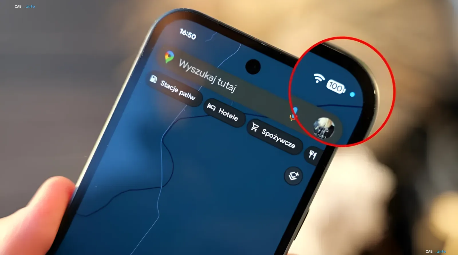 Синий индикатор в строке состояния Android 17 на экране смартфона с картой Google Maps