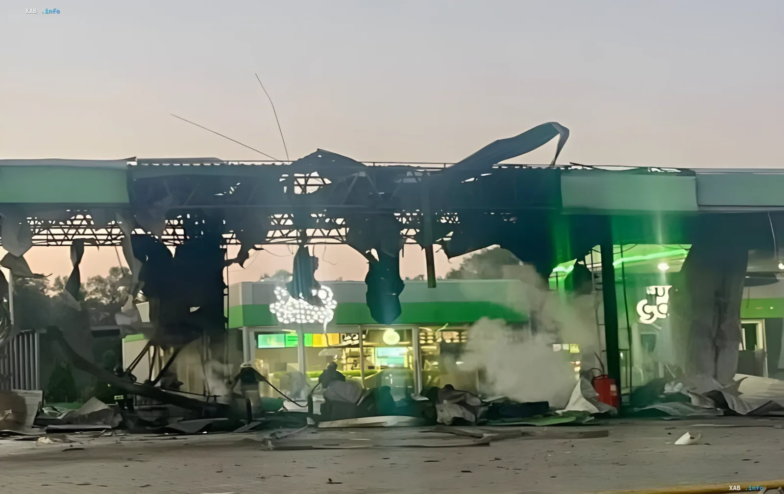 Destroyed gas station after night attack on Dnipropetrovshchyna: burnt canopy, smoke and rescuers at the scene