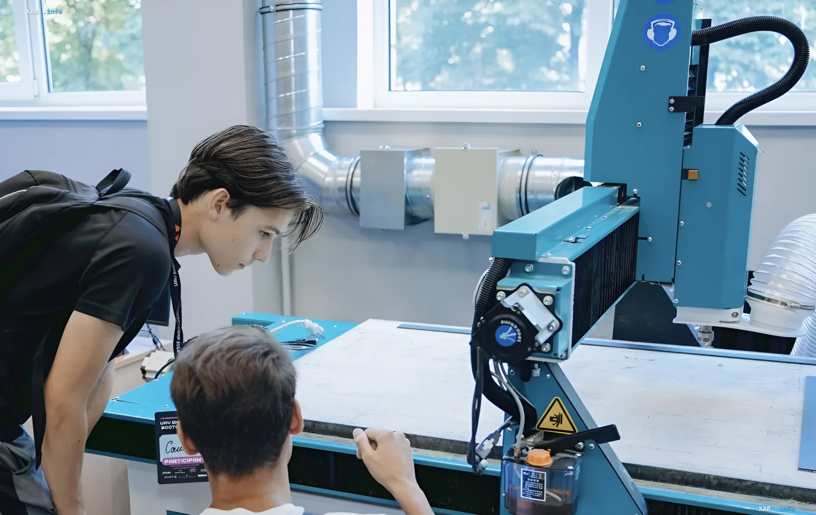 Студенты КАИ работают с фрезерным станком в первой украинской лаборатории авиамоделирования для производства БПЛА