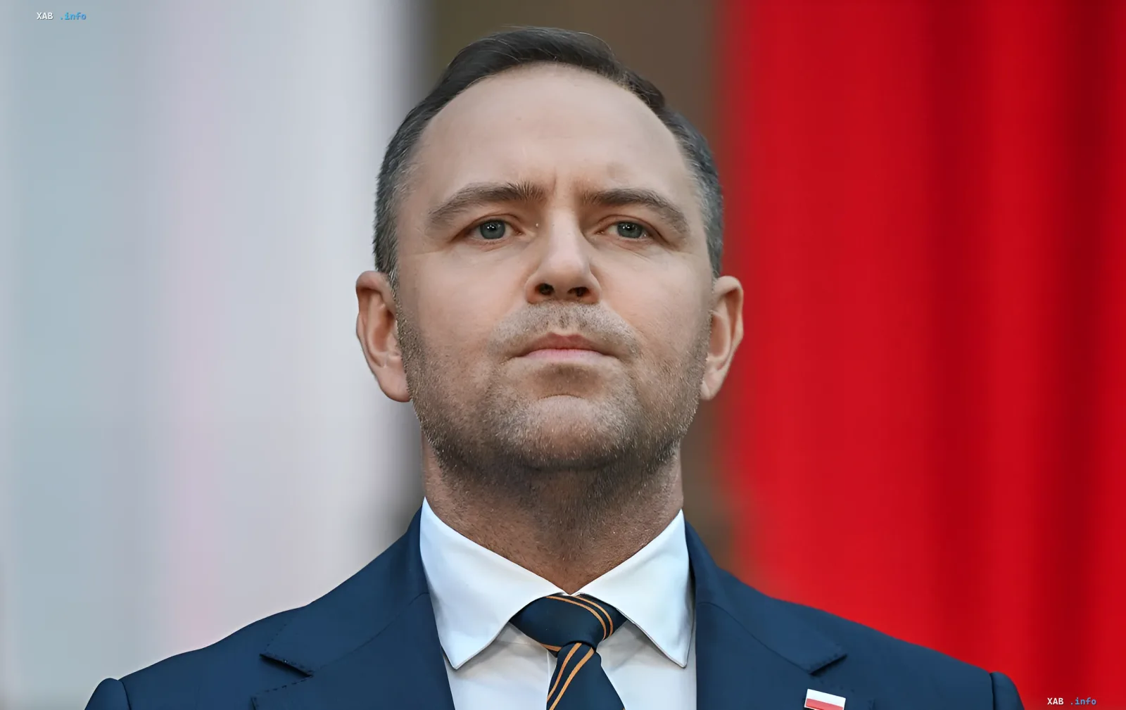 Polish Foreign Minister Radosław Sikorski in front of the Polish flag, reacting to Zelensky's initiative on the Ukrainian Pantheon