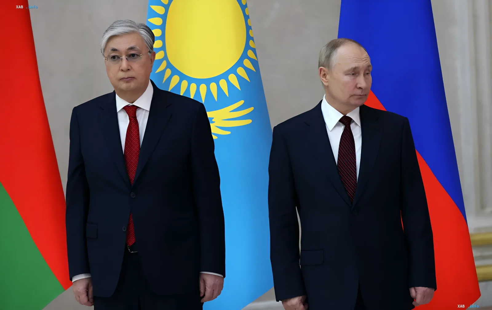 Präsident von Kasachstan Kassym-Jomart Tokajew und Präsident von Russland Wladimir Putin vor den Flaggen ihrer Länder, was Handelsbeziehungen inmitten der Benzin-Krise symbolisiert.