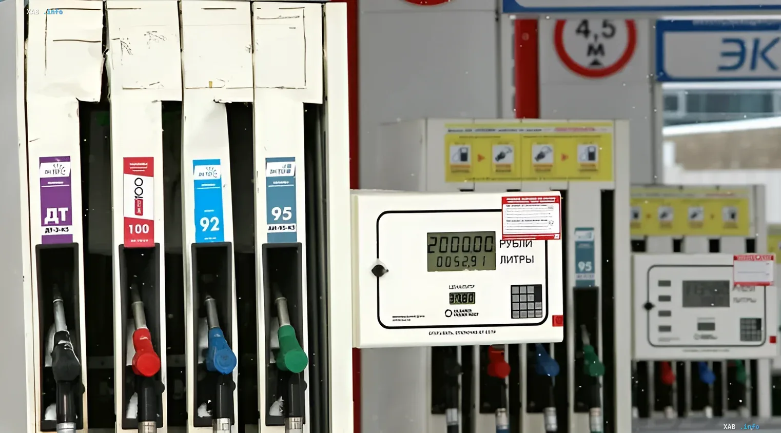 Fuel pumps with different types of fuel and a meter showing the price in rubles and liters, highlighting hidden data on gasoline prices