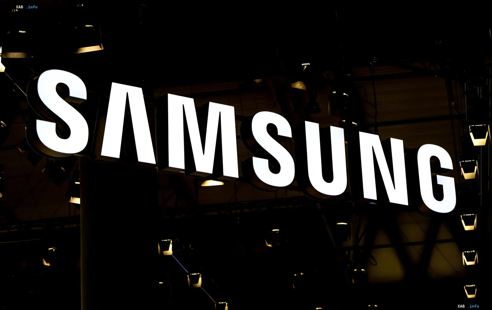 Светящийся логотип Samsung на темном фоне, символизирующий инновации и грядущие изменения в линейке Galaxy Z Fold 8