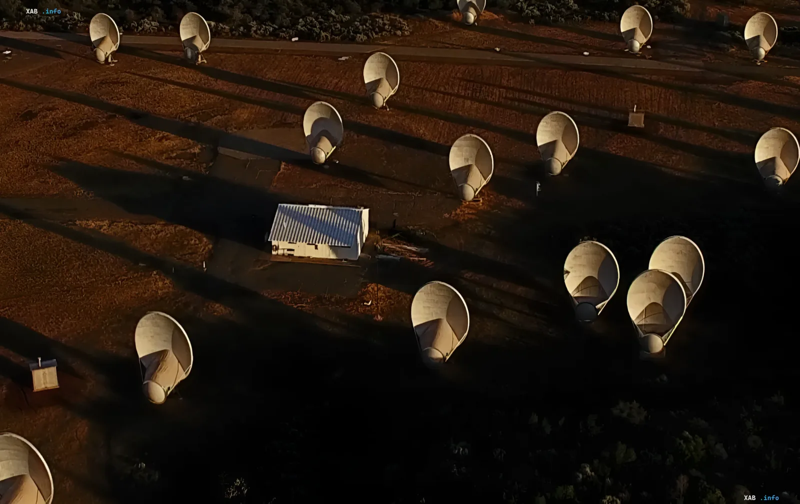 Радарные антенны SETI на закате, сканирующие небо в поисках сигналов от кометы 3I/ATLAS
