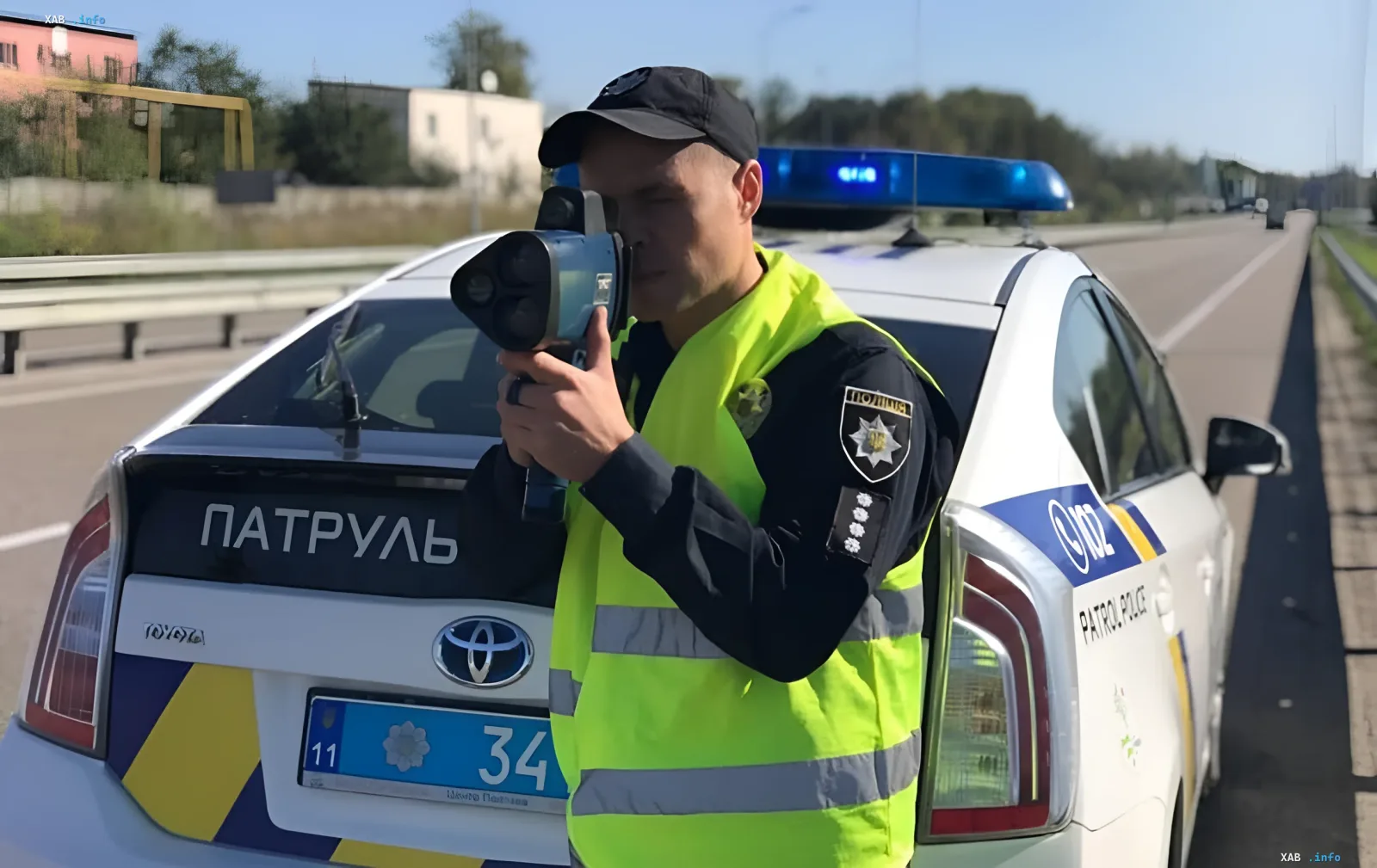Ukrainian police officer with radar on the road: strict fines up to 17,000 hryvnias for traffic violators