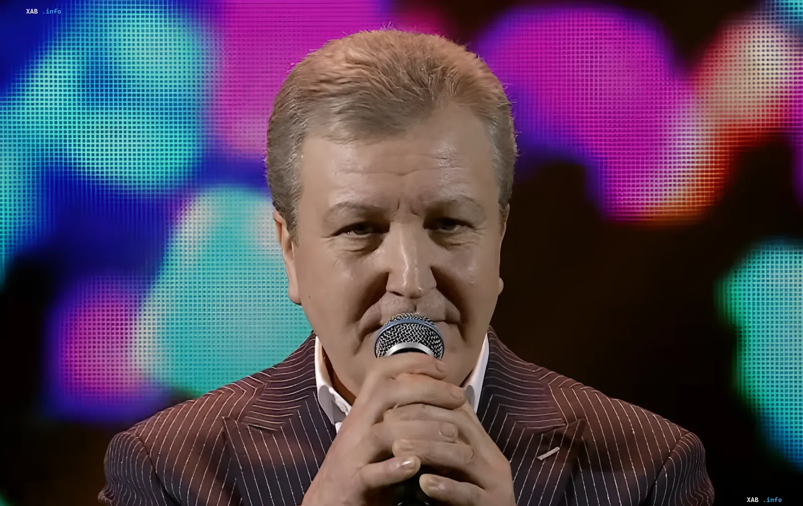 Николай Янченко, народный артист Украины, поёт на сцене с микрофоном в руках — последнее известное фото перед трагической гибелью