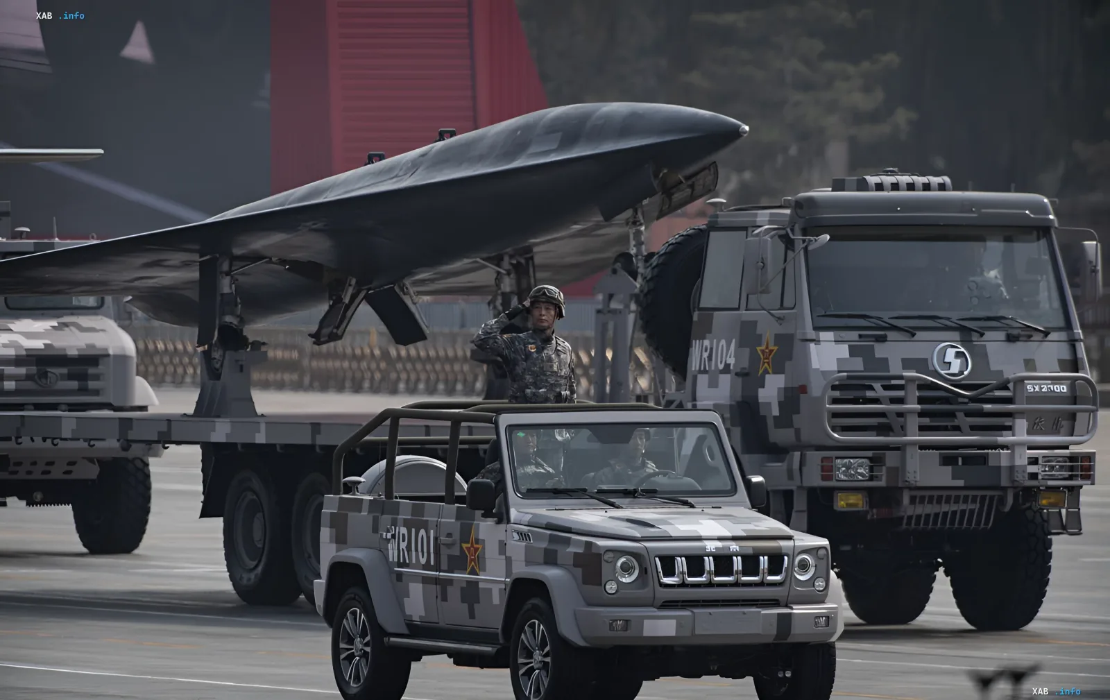 Китайский военный грузовик с дронами и военнослужащий в камуфляже на фоне учений в Пекине — символ скрытого военно-технического сотрудничества России и Китая
