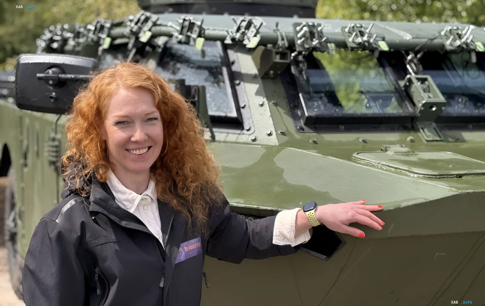 Представительница эстонской компании Telearmy у БРДМ, оснащенной системой дистанционного управления