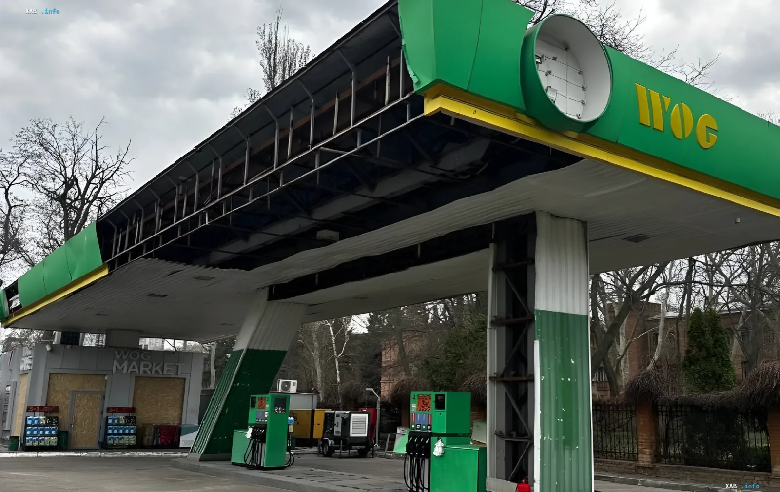 Tankstelle WOG mit grünen Zapfsäulen und einem Geschäft im Hintergrund, die die Einführung eines besonderen Betriebsmodus in Frontregionen ab dem 1. Juli 2026 veranschaulichen