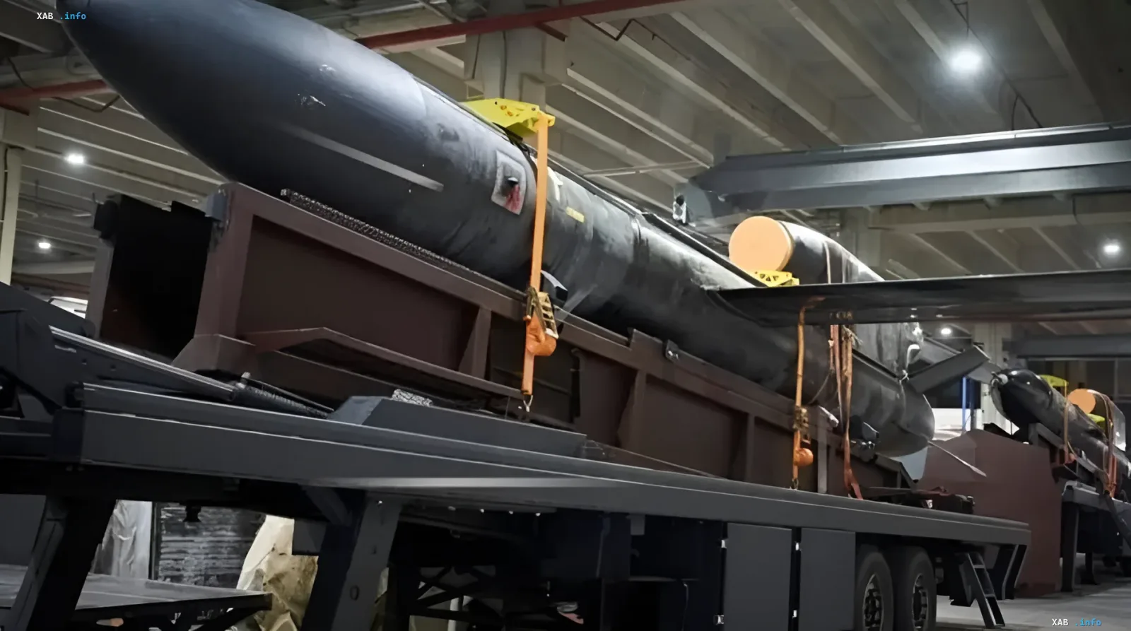 Українська балістична ракета FP-9 на транспортно-пусковій установці в ангарі, готова до бойового застосування