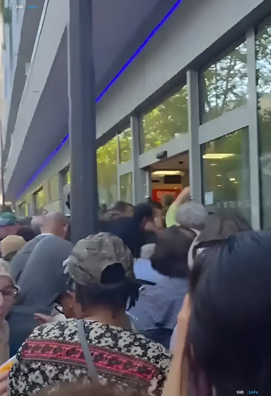 Chaos at Lidl entrance: crowd fights over air conditioners Crowd crowds at the entrance of a Lidl store in France, trying to buy cheap air conditioners during heatwave, leading to chaos and fights