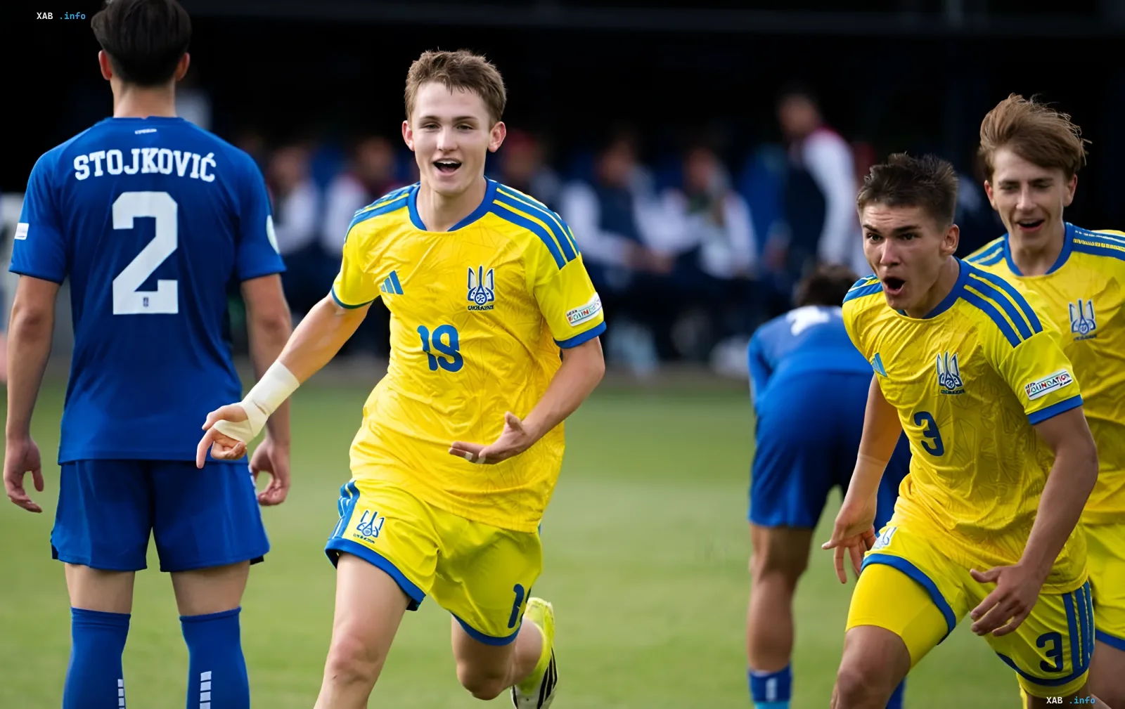 Игроки сборной Украины U19 в желто-синих формах празднуют гол в матче против Сербии, обеспечивший выход в полуфинал