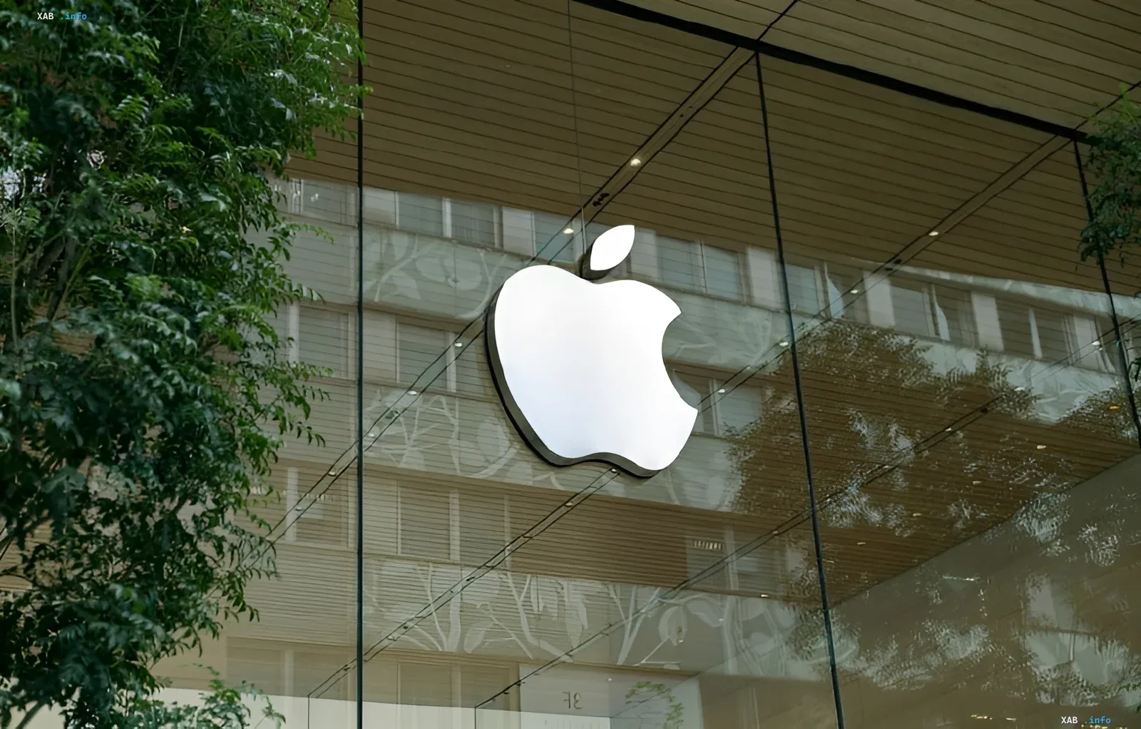 Логотип Apple на фасаді магазину: ФАС винесла попередження про дискримінацію російських сервісів