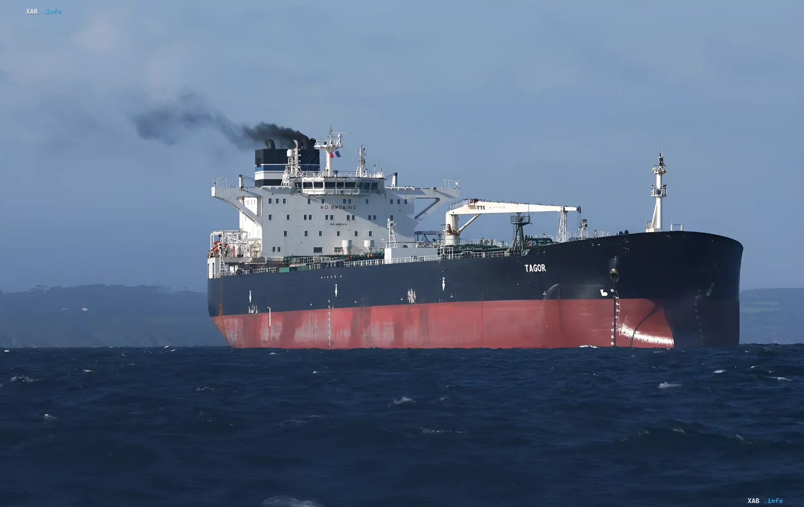 Российский танкер Tagor в море, оштрафованный Францией за поддельный флаг