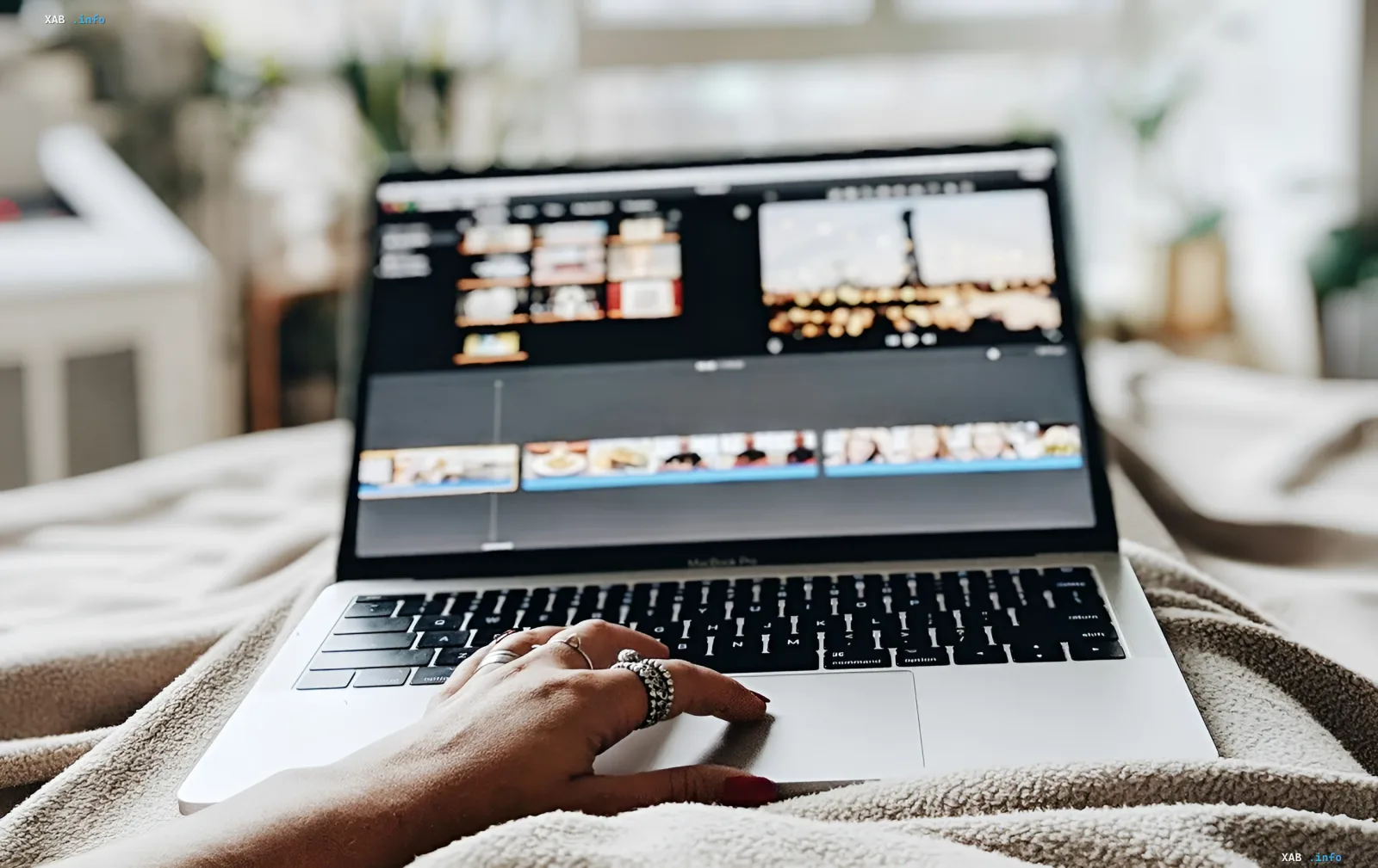 Женская рука с кольцами работает на MacBook Pro, на экране — интерфейс видеомонтажа; иллюстрация к новости о запуске автономного ИИ-агента Gemini Spark для macOS