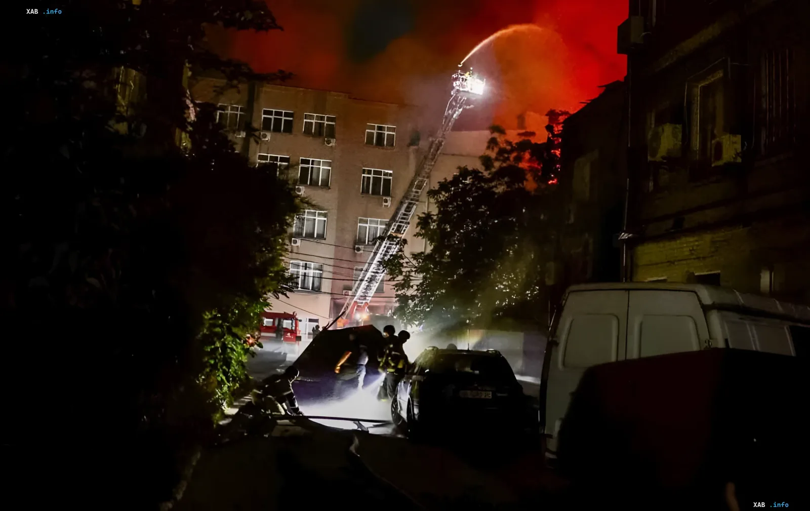 Спасатели тушат пожар в многоэтажном доме в Киеве ночью после массированного удара