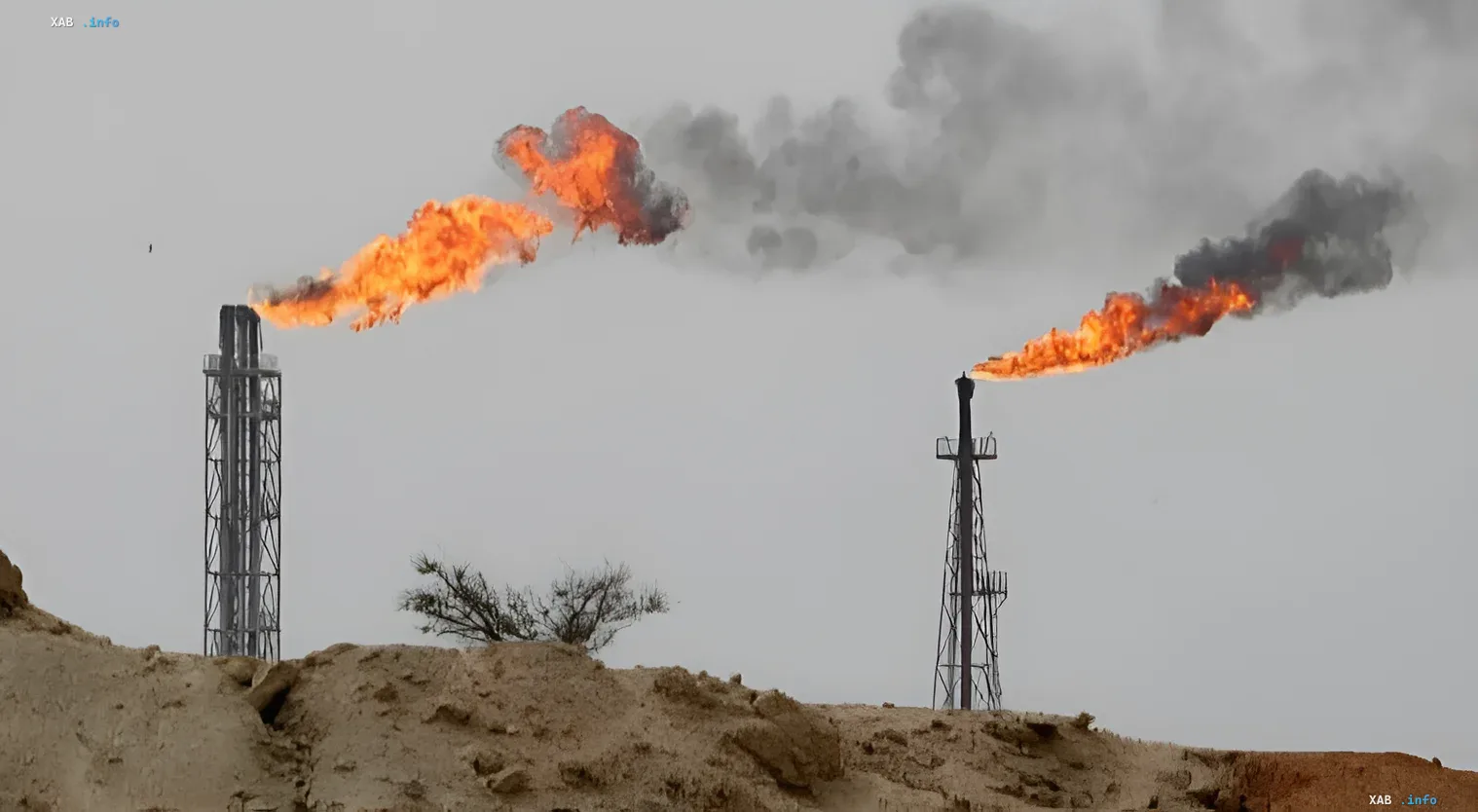 Газовые факелы на нефтяной вышке в пустыне — символ волатильности рынка нефти на фоне дипломатических переговоров США и Ирана