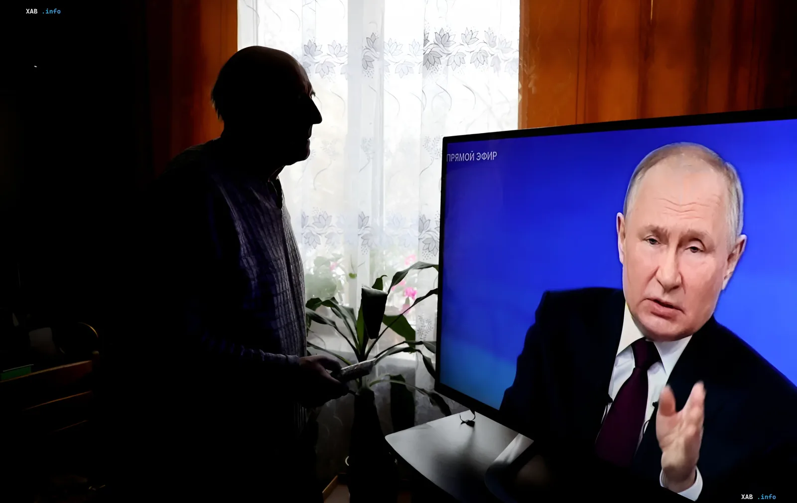 Пенсионер смотрит на телевизор, где Владимир Путин объявляет о провокации в Брянской области, пытаясь втянуть Беларусь в войну.