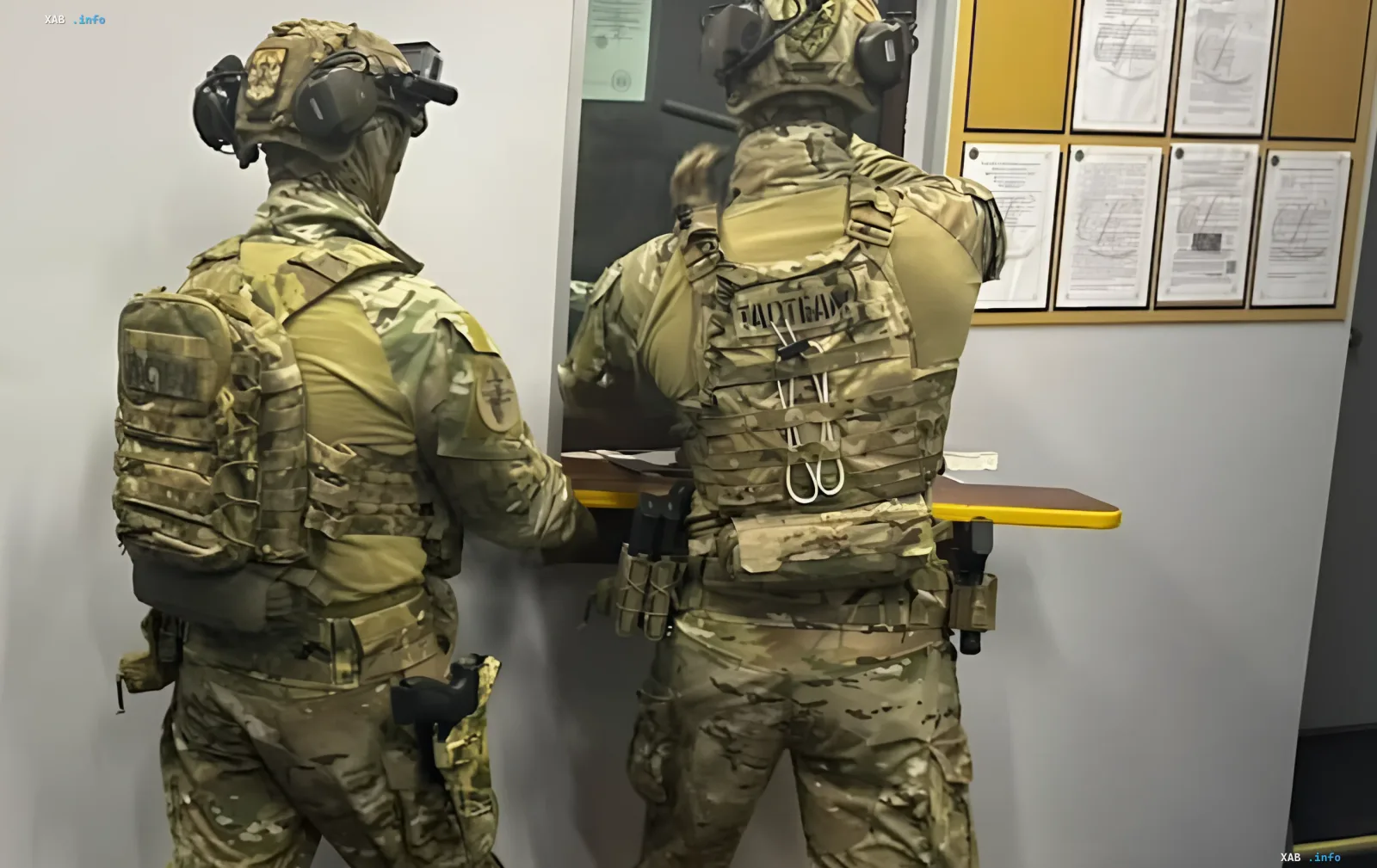 Співробітники спецпідрозділу «Гвардія» в тактичному спорядженні проводять операцію зі затримання криптошахраїв
