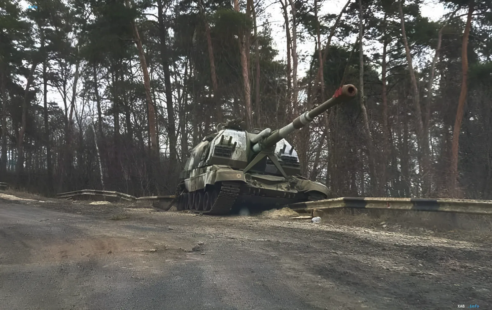 Подбитая российская самоходная артиллерийская установка 2С19 «Мста-С» в лесу, иллюстрирующая потери РФ в ходе «Логистического локдауна» ВСУ в июне 2026 года
