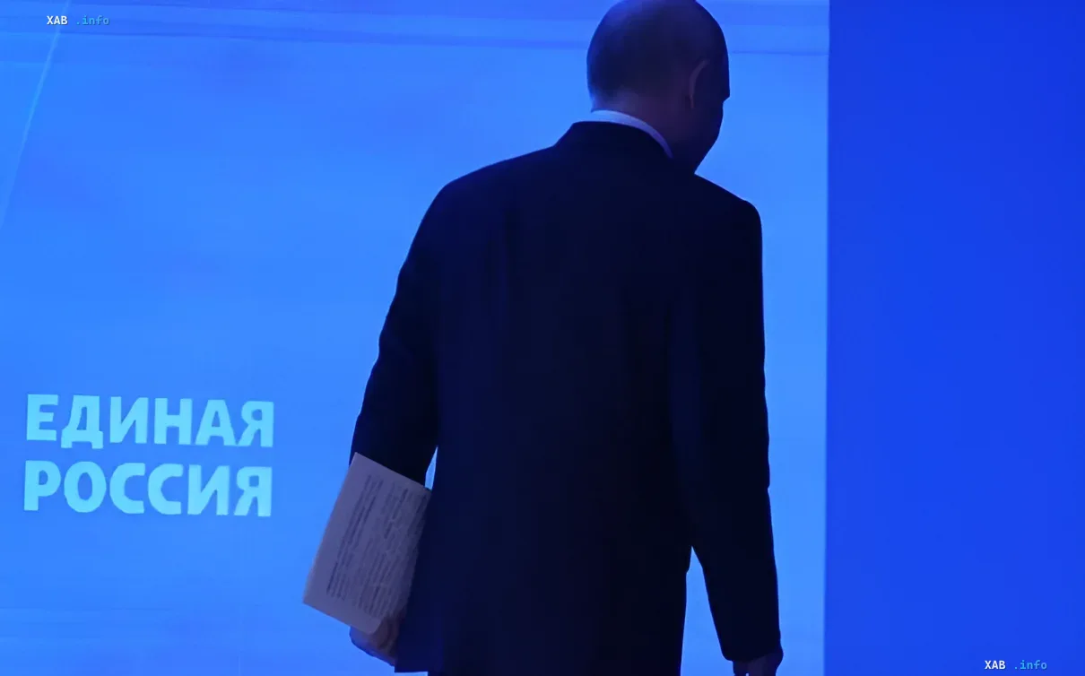 Владимир Путин на фоне логотипа «Единая Россия» — символ политического контекста падения доверия в 2026 году