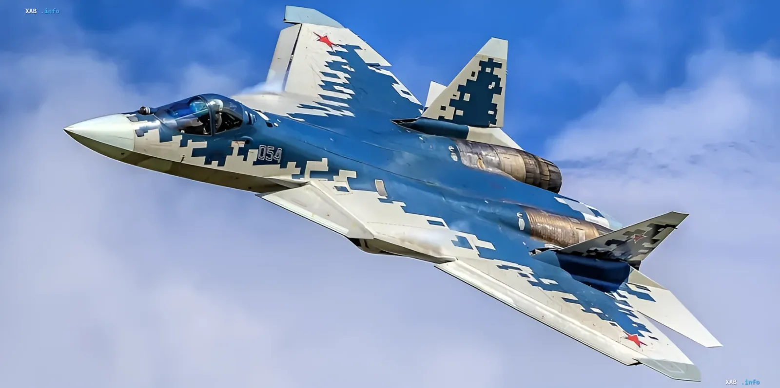 Истребитель Су-57 в полете с камуфляжной раскраской, демонстрирующий возможности в роли перехватчика