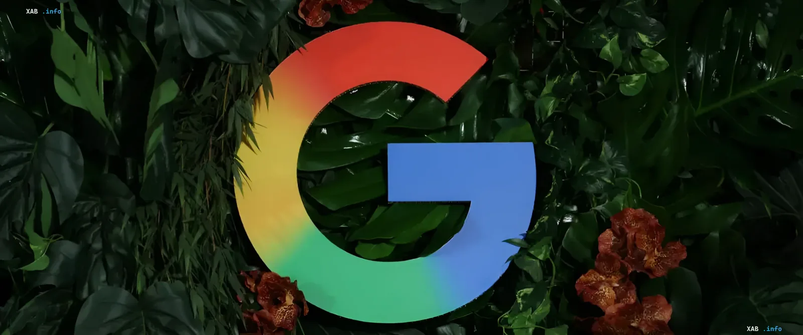 Google-Logo vor tropischem Grün — Symbol des Unternehmens, das mit einer Rekordstrafe der EU konfrontiert wurde