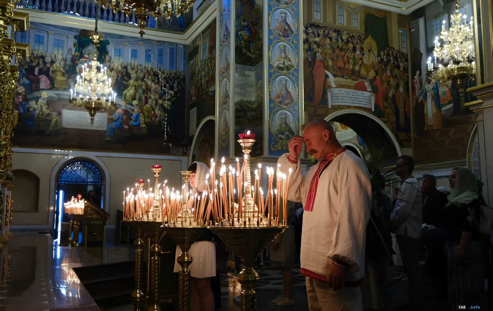 Верующие молятся у свечей в храме в честь церковных праздников июля, включая день Крещения Руси-Украины