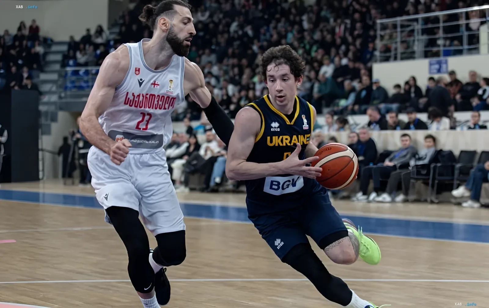 Святослав Михайлюк в форме сборной Украины dribbles мяч под давлением грузинского защитника во время матча квалификации ЧМ-2027
