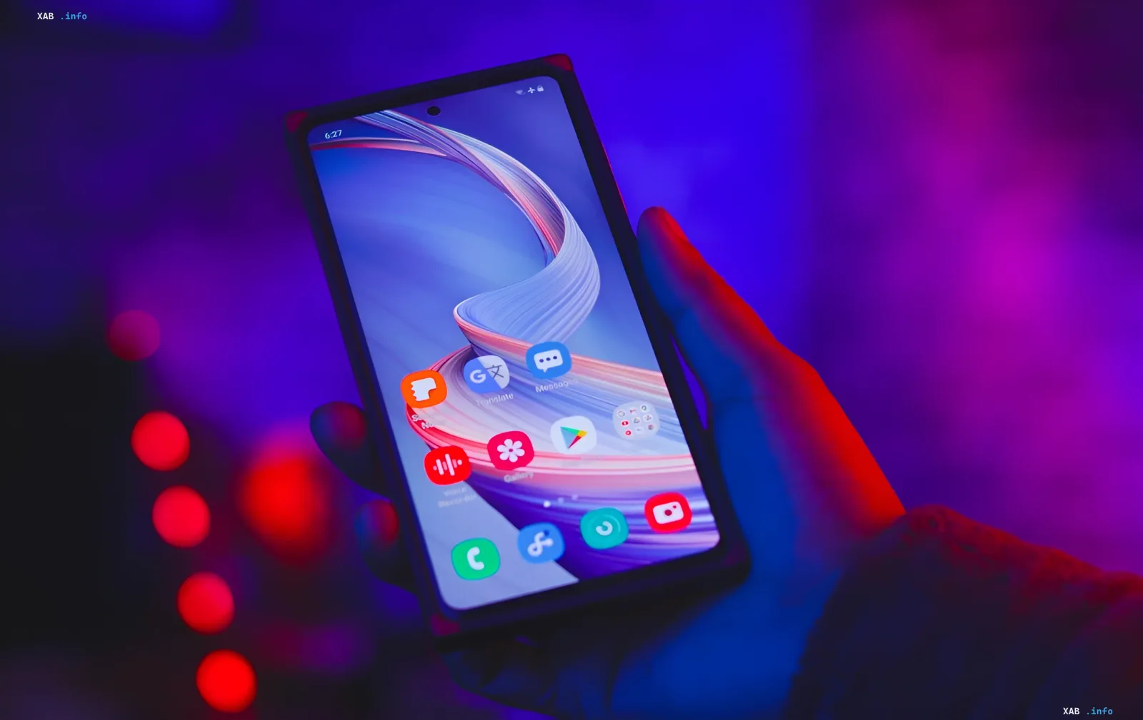 Смартфон с Android 17 в руке на фоне неоновых огней — демонстрация нового «жесткого режима» защиты от взлома после 20 попыток