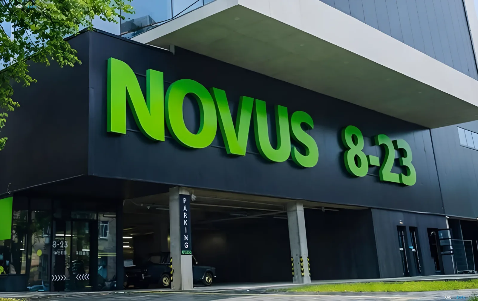 Fassade des Novus 8-23 Geschäfts, das die Zukunft des ukrainischen Einzelhandels nach dem Krieg symbolisiert