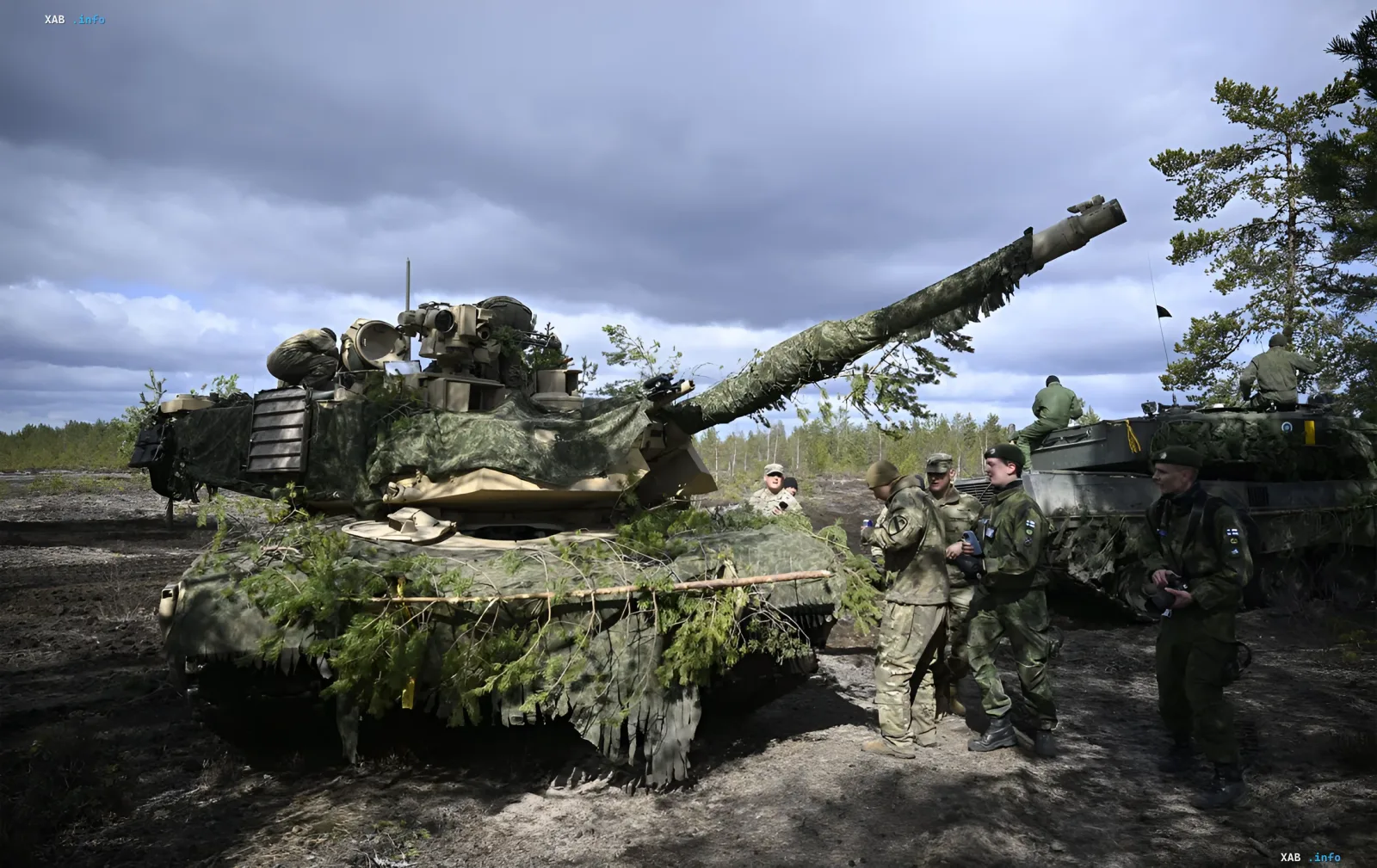 Европейские танки и военнослужащие на учениях, иллюстрирующие тему кризиса доверия к обороне Европы и зависимости от США
