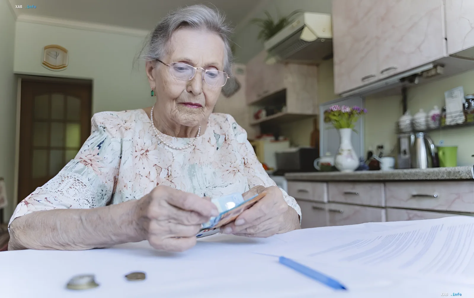 Ältere Frau zählt Geld und überprüft Dokumente, was das Thema der bevorzugten Rente und die Neuberechnung der Zahlungen nach 60 Jahren veranschaulicht