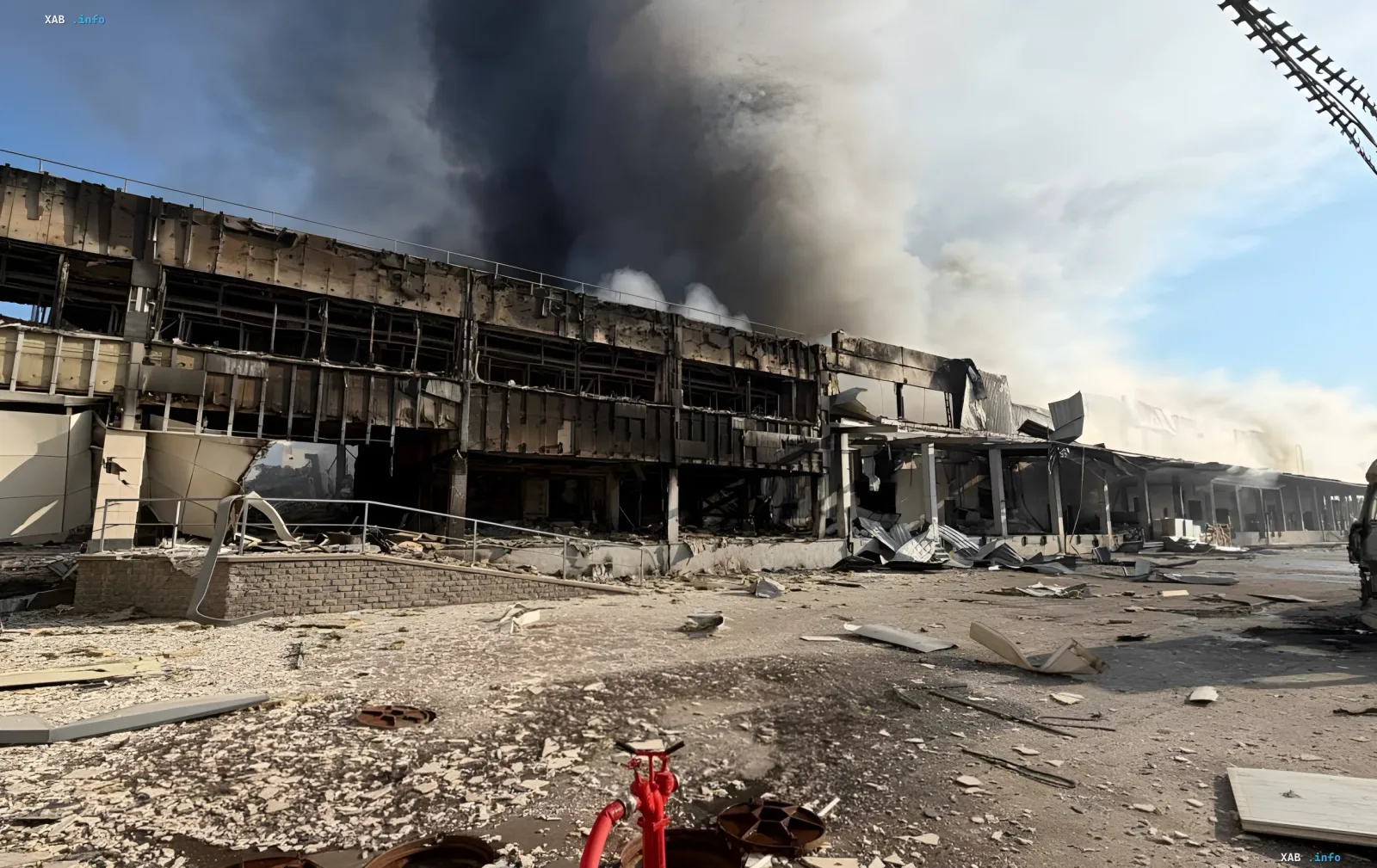 Зруйнований склад Moyo в Києві після удару, дим піднімається над згорілою будівлею, видно сліди пожежі та руйнувань