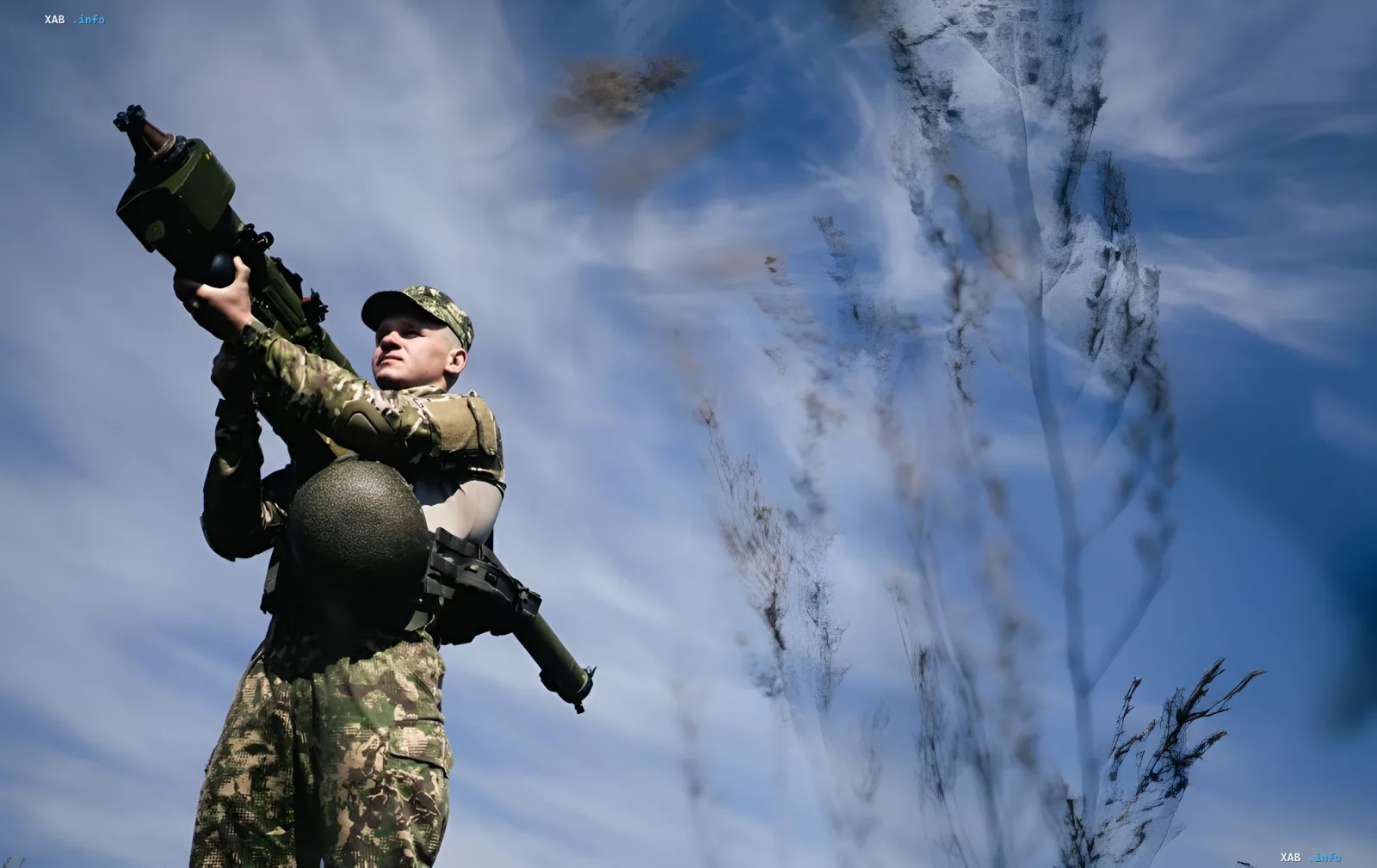 Украинский военнослужащий в камуфляже готовит к запуску переносной зенитно-ракетный комплекс на фоне ясного неба — иллюстрация работы ПВО во время ночной атаки