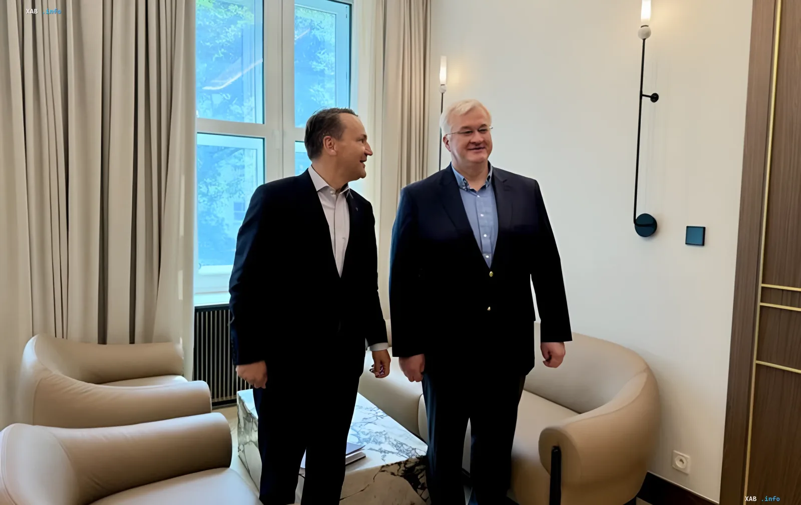 Министр иностранных дел Украины Дмитрий Кулеба и министр обороны Польши Мариуш Бłaszczак в ходе встречи в Варшаве, обсуждающие урегулирование исторических споров между странами