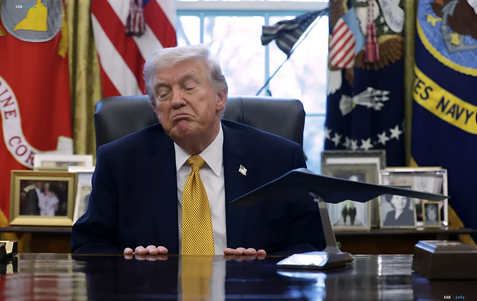 Дональд Трамп в Овальном кабинете с задумчивым выражением лица, обсуждая криптовалюты и угрозы со стороны Китая