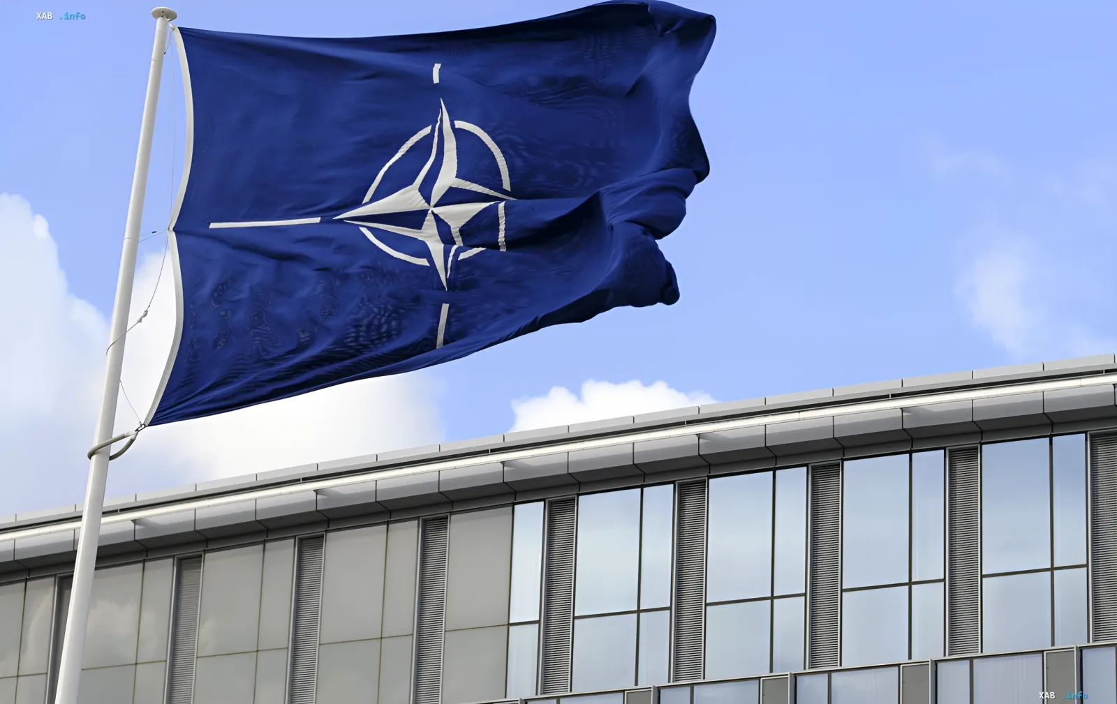 Прапор НАТО розвівається над будівлею штаб-квартири, символізуючи запит України на новий статус в альянсі