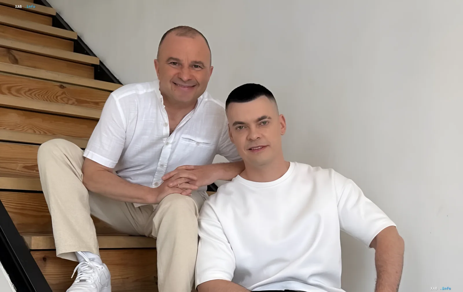 Виталий Лобач и Алевтина Лобач на лестнице, ожидая второго ребенка