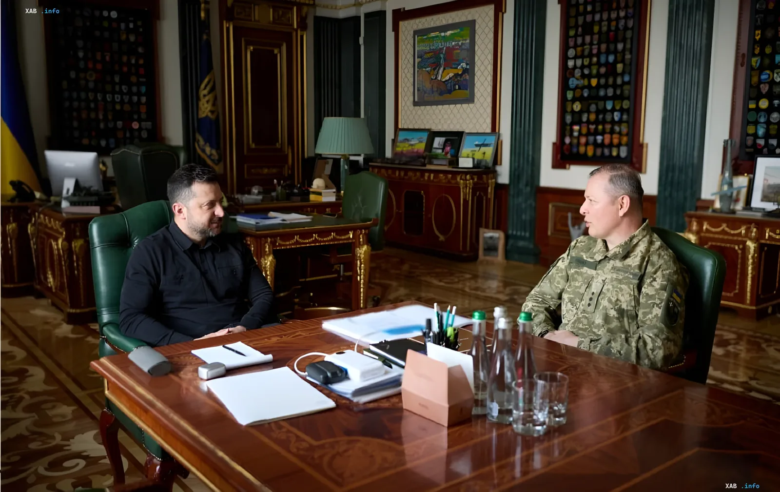 Президент Украины Владимир Зеленский встречается с командиром полка БПЛА Олегом Ляшко в кабинете, обсуждая единство страны и запросы фронта.