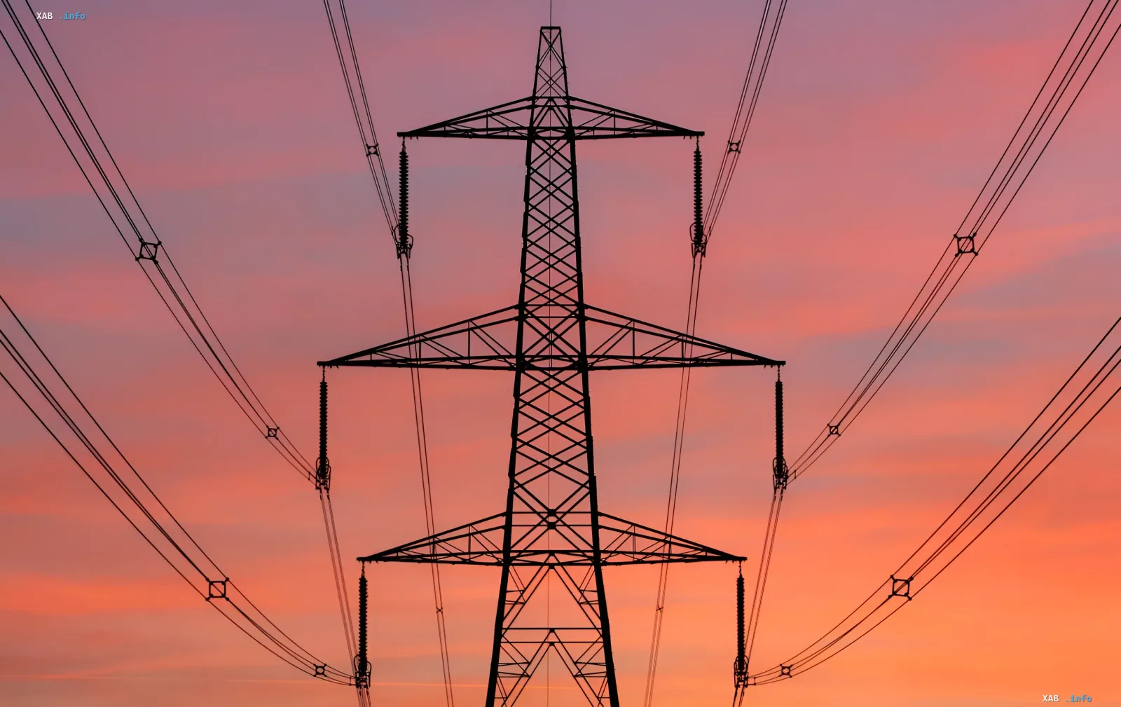 Strommast vor Sonnenuntergang, Symbol der Energiekrise in den USA