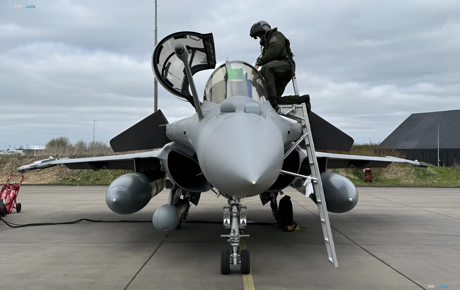 Пілот НАТО піднімається в кабіну винищувача F-16 на європейській базі, символізуючи посилення оборонних сил альянсу