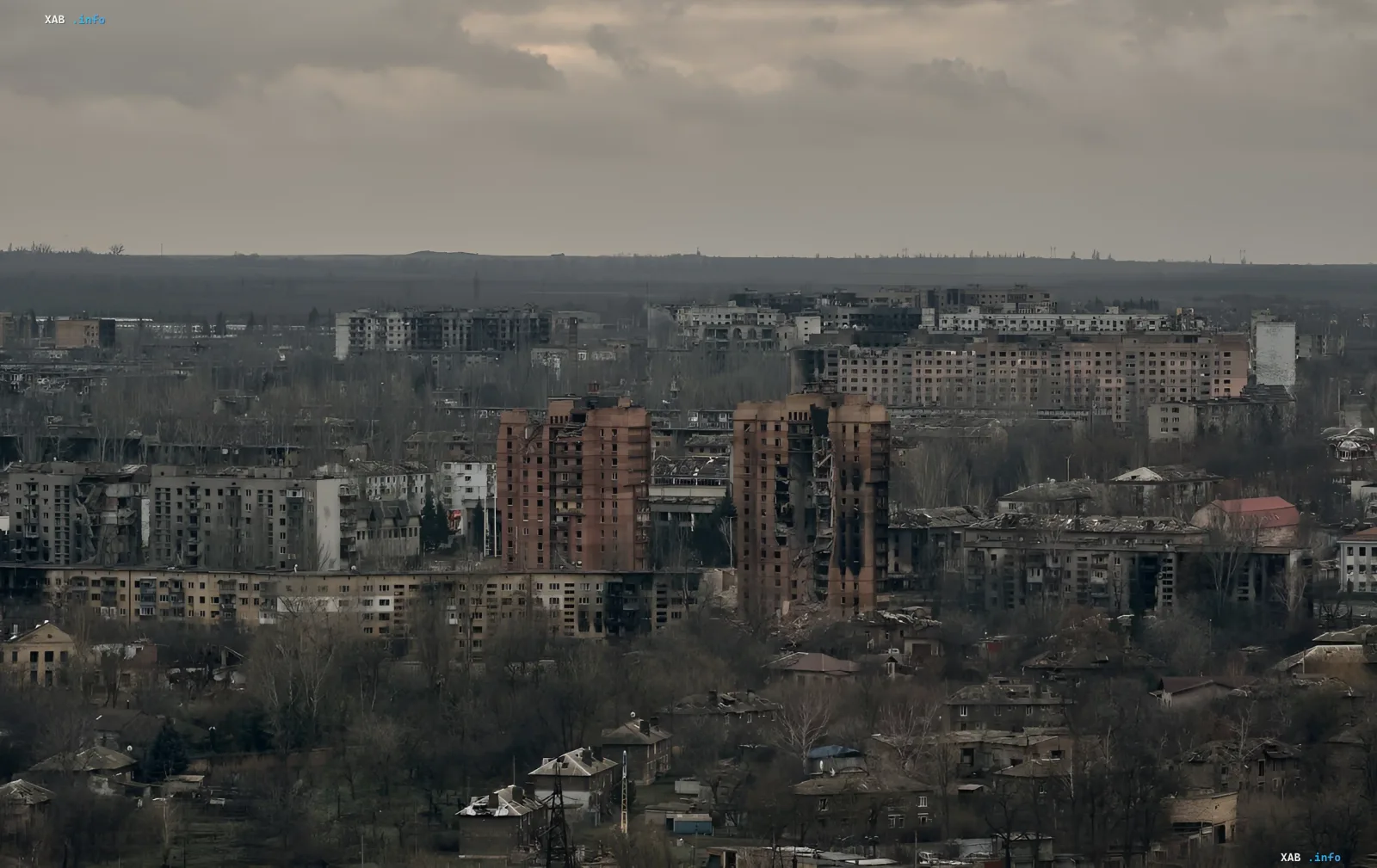 Destroyed apartment buildings in Konstantynivka against a gloomy sky, symbolizing the aftermath of hostilities and the need for a humanitarian pause