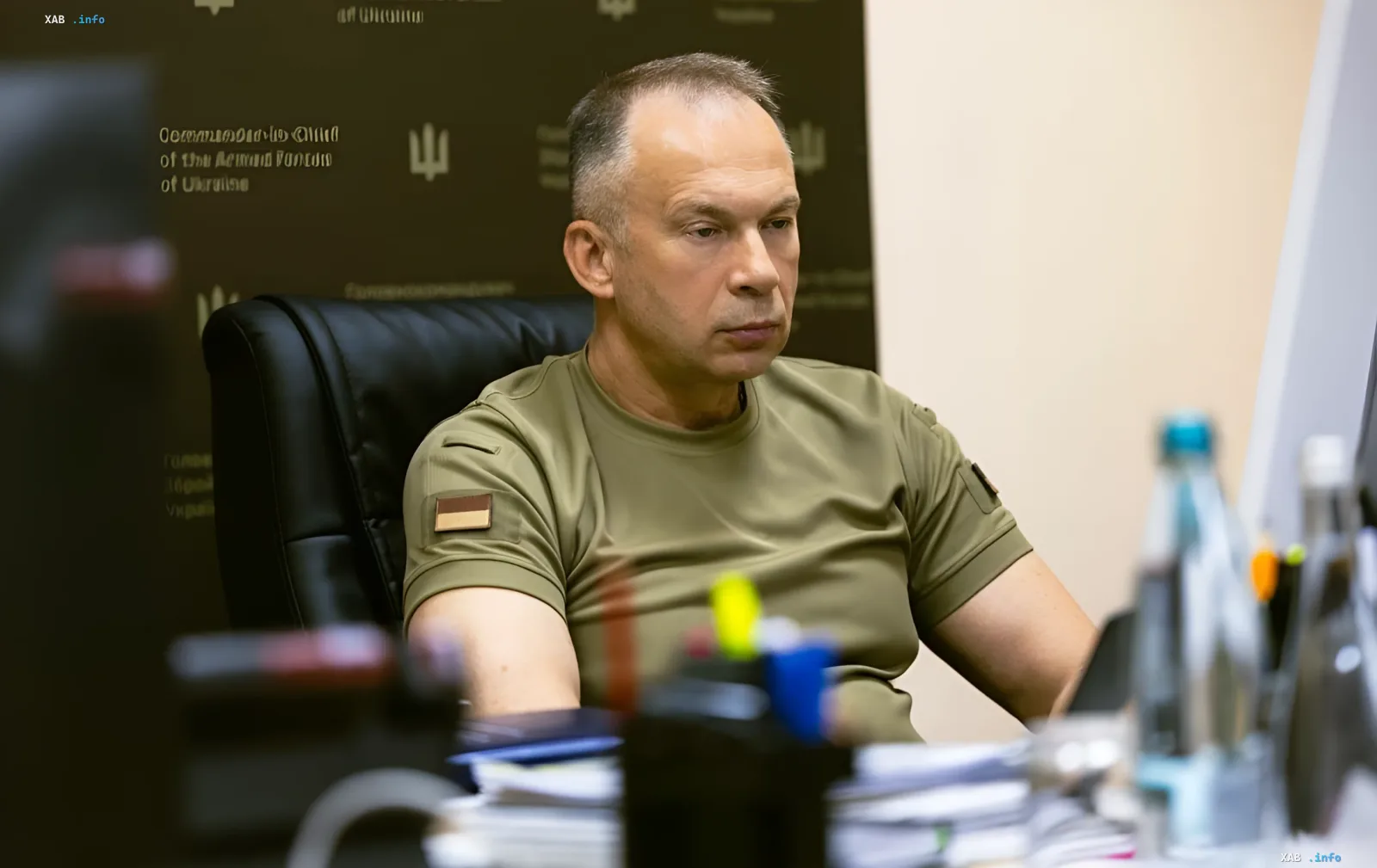 Генерал-полковник Олександр Сирський у військовій формі за робочим столом, обговорює впровадження роботів для порятунку життів на фронті