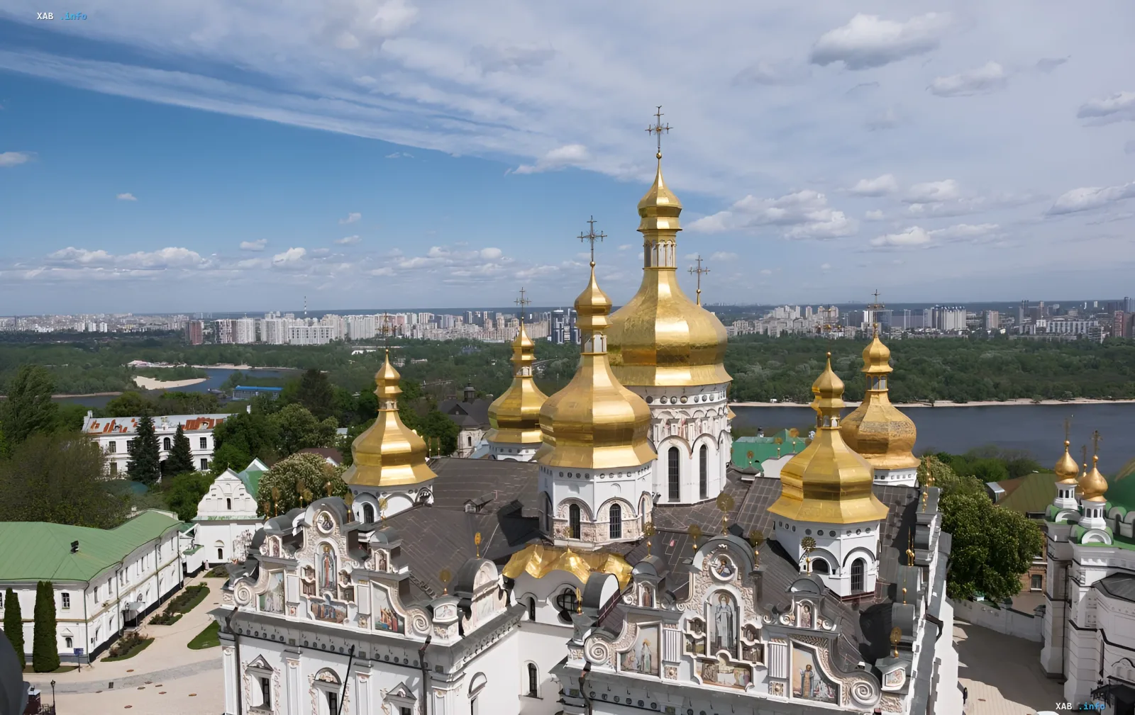 Золоті куполи соборів Києво-Печерської Лаври на фоні панорами Києва, місце майбутнього національного пантеону України