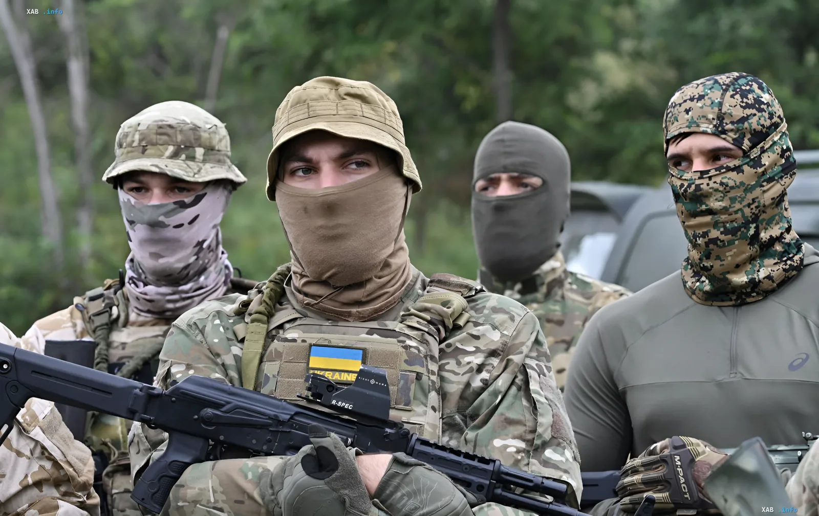 Бійці батальйону «Kairos» в камуфляжі з українським прапором на екіпіруванні, готові до операції з використанням дронів проти російських тилів.