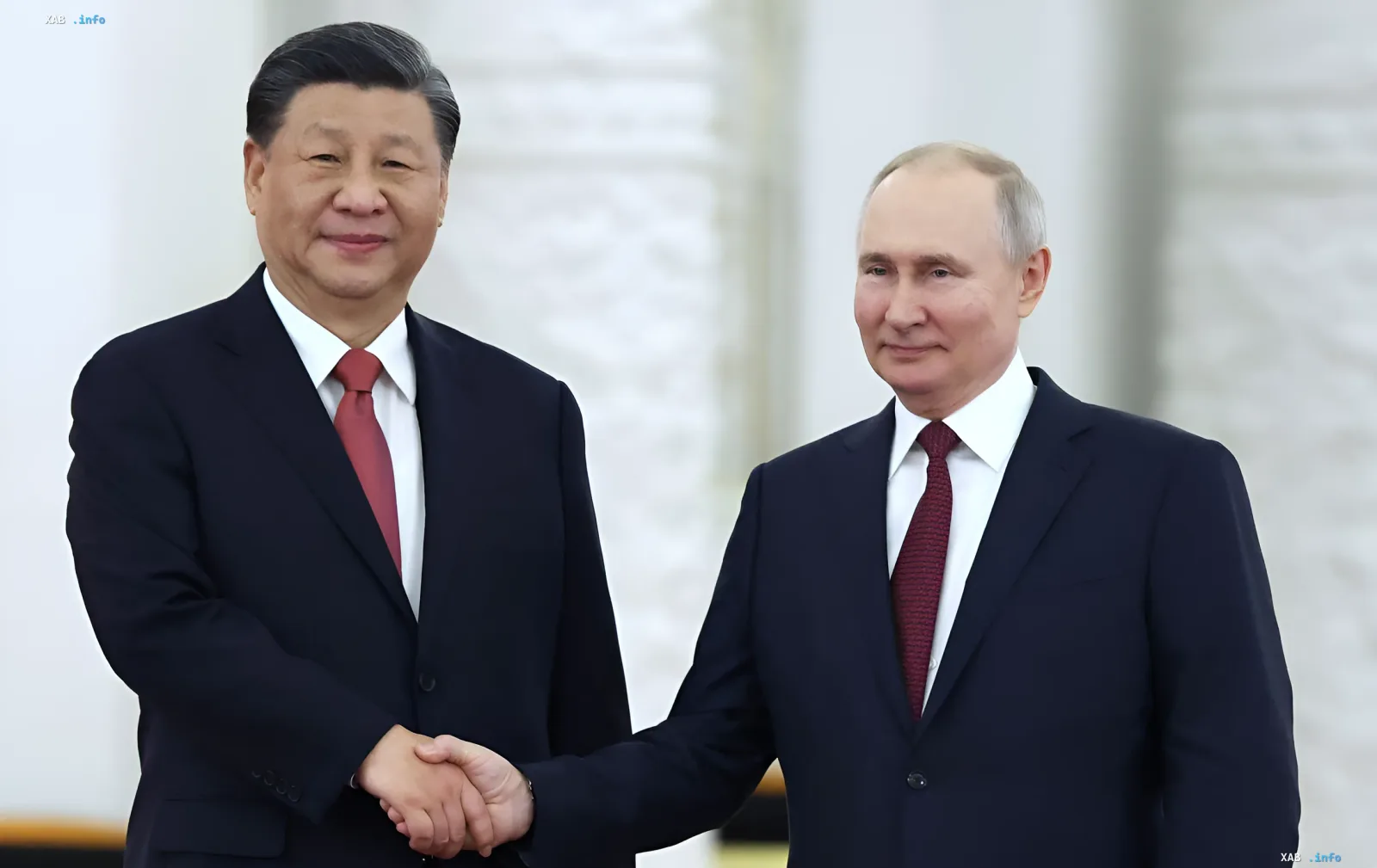 Сі Цзіньпін і Володимир Путін тримаються за руки на фоні підготовки до навчань Морська взаємодія-2026 у Жовтому морі