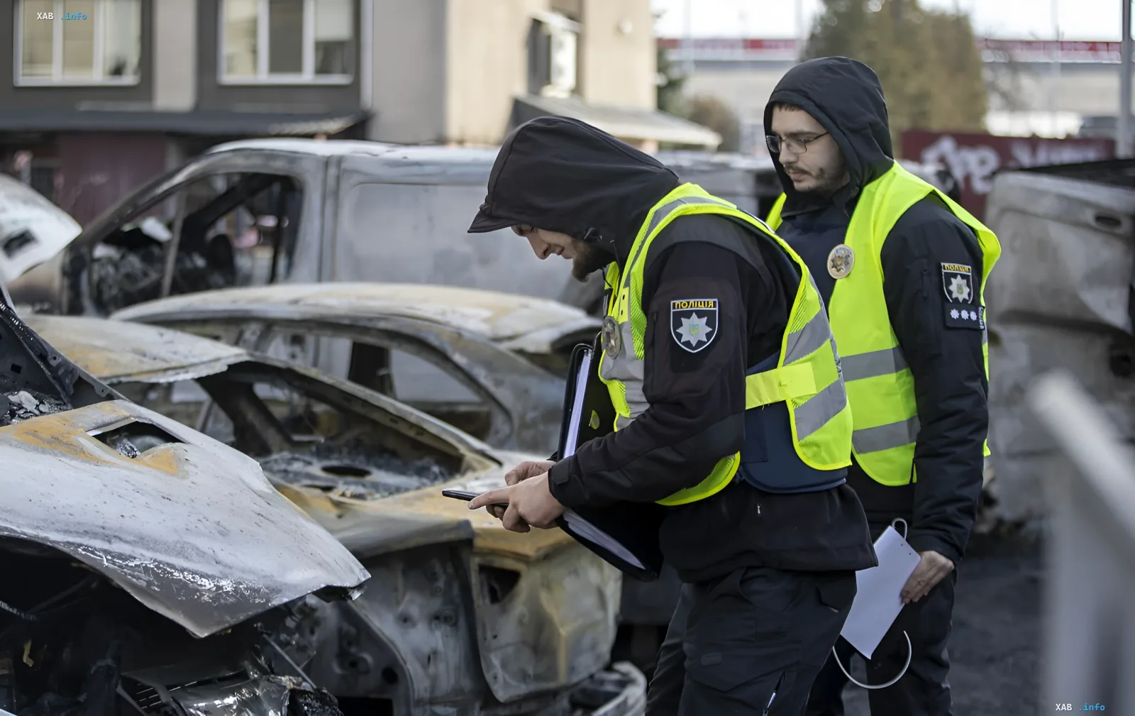 Поліція оглядає згорілий автомобіль після обстрілу в Україні для зняття з обліку